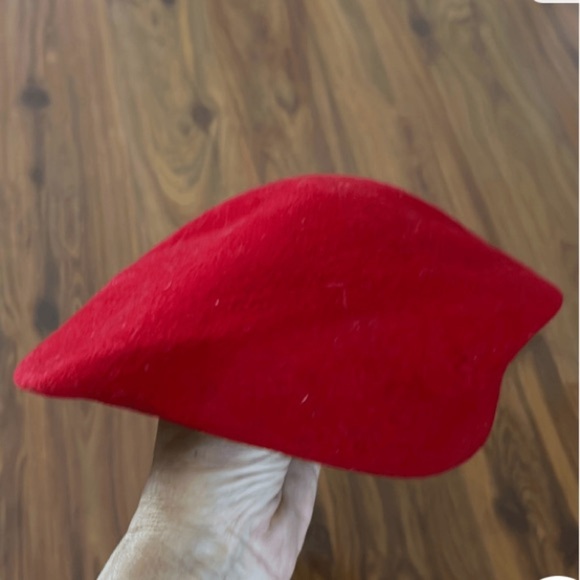 Red Beret, Military Style, 100% Wool by Doeskin, Preloved in great conditon - Picture 2 of 6